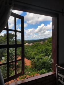 伦索伊斯阿多杜卡居伊烙旅馆的窗户享有森林美景