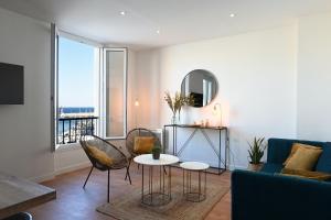 巴斯蒂亚Sognu di Matteu - Bel appartement entièrement climatisé - vue mer, vieux port Bastia的客厅配有沙发和桌子