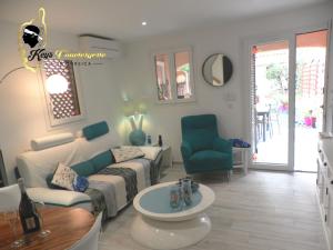 LecciVilla Bleu de Mer - Village Balnéaire San Cyprianu的客厅配有沙发和桌子