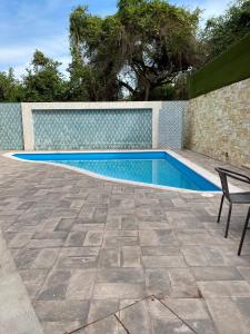 坦皮科Casa Bruna Luxury Lofts的一个带长凳和围栏的游泳池