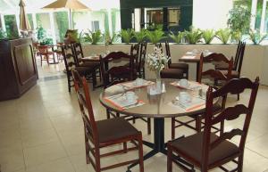 圣路易斯波托西Real de Minas San Luis Potosi的餐厅内带桌椅的用餐室