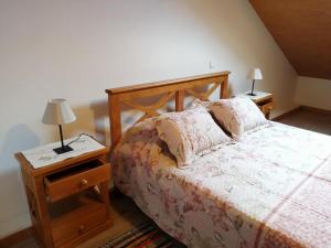 莫尼兹港Recantos do Castanheiro的一间卧室配有一张床和两张台灯。