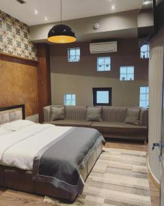 戈里察Guest House People的一间卧室配有一张床和一张沙发