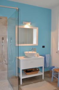 PiazzaGaia e Levante的一间带水槽和玻璃淋浴的浴室