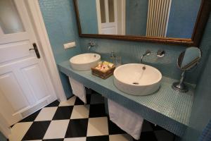 克拉科夫蓝莓公寓的浴室设有2个水槽和镜子