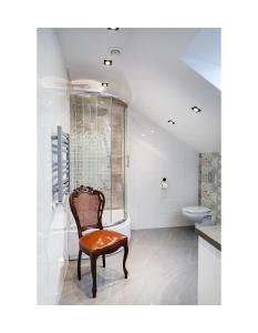戈乌达普Apartament Kornelia的带浴缸和卫生间的浴室内的椅子