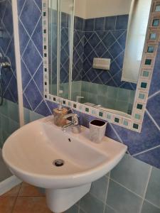 波萨达奥尔维尔农家乐的一间带水槽和镜子的浴室