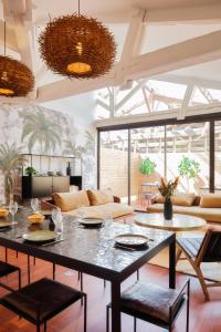 波尔多Volubilis Luxury Guest House的客厅配有大桌子和椅子
