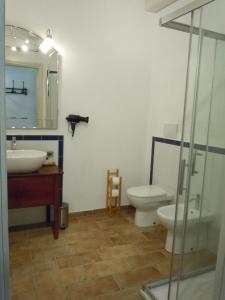 蒙基耶罗Antica Cascina Pilo的一间带卫生间和水槽的浴室