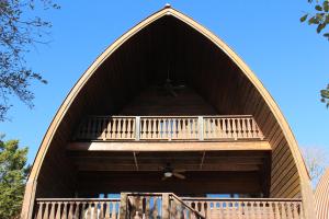 峡谷湖Canyon Lakeview Resort的一座大型木制建筑,上面设有阳台