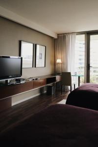 布宜诺斯艾利斯马德罗布宜诺斯艾利斯酒店的酒店客房配有一张床和一张书桌及一台电视