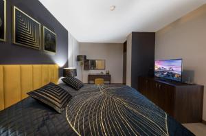 里马夫斯卡索博塔金牛酒店的一间卧室配有一张大床和一台平面电视