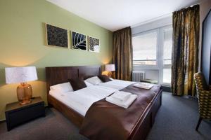里马夫斯卡索博塔金牛酒店的一间卧室设有一张大床和一个大窗户
