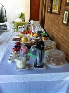 拉巴拉德纳圣米格尔Pousada Villa Joia的一张桌子,上面有蓝色桌布,上面有食物