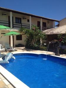 拉巴拉德纳圣米格尔Pousada Villa Joia的房屋前带水滑梯的游泳池