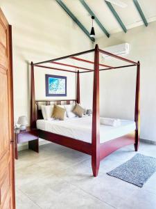 尼甘布Villa Lagoonscape的一间卧室配有一张四柱床。