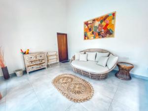 尼甘布Villa Lagoonscape的客厅配有椅子和地毯
