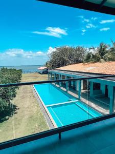 尼甘布Villa Lagoonscape的享有海滩别墅或附近游泳池的景致。
