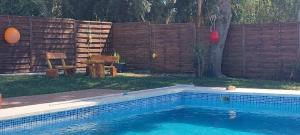 扎霍拉芬卡埃斯梅拉达乡村民宿的后院的游泳池,带有木栅栏