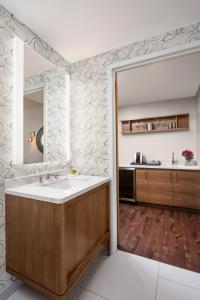 圣地亚哥圣地亚哥洲际酒店的一间带水槽和镜子的浴室