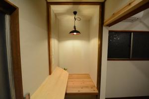三岛市Guesthouse giwa - Vacation STAY 14271v的走廊铺有木地板,配有灯具