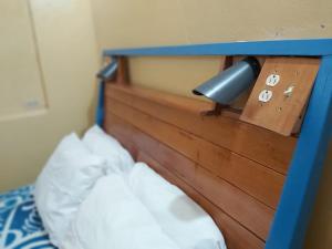 马那瓜Casa Benjamin Linder的一张带蓝色床头板和灯的床