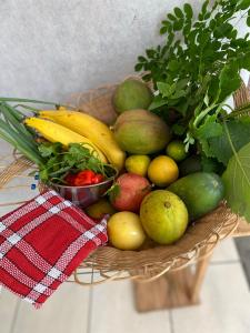 Basse-PointeLe refuge privatif de Julie的桌上一篮水果和蔬菜