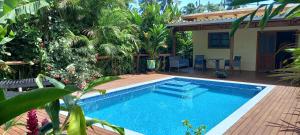 拉罗汤加Tropical Retreat Rarotonga的房屋前的游泳池