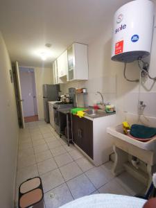 塔克纳Departamento amoblado en condominio - 5to piso的厨房配有水槽和台面