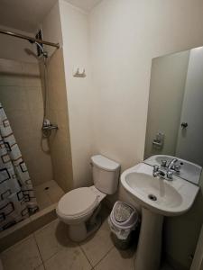 塔克纳Departamento amoblado en condominio - 5to piso的浴室配有卫生间、盥洗盆和淋浴。