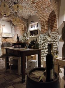 BottanucoLe vigne sull’Adda的厨房配有桌子和石墙