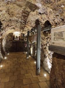 BottanucoLe vigne sull’Adda的石墙洞中的隧道