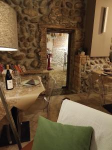 BottanucoLe vigne sull’Adda的一间设有桌子和石墙的用餐室