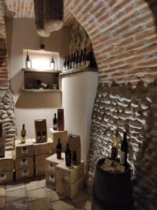 BottanucoLe vigne sull’Adda的品酒室,带盒装葡萄酒