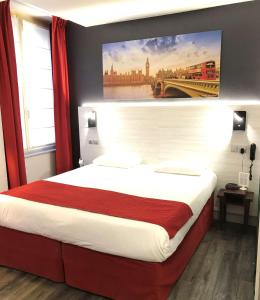 里昂贝斯特韦斯特里昂圣安托尼酒店的一间卧室配有一张壁画床