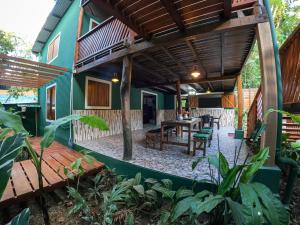 别霍港The Green Jungle & Tree House Caribe的房屋的庭院,设有木甲板