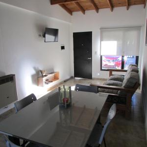 埃斯克尔Duplex Patagonia的客厅配有桌子和沙发