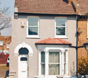 伦敦JB stays Greenwich, 3 bed house,ideal for contractors and family的白色门窗的房子