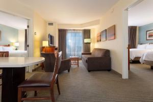 安纳海姆Sonesta ES Suites Anaheim Resort Area的酒店客房设有床和客厅。