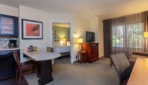 安纳海姆Sonesta ES Suites Anaheim Resort Area的酒店客房设有床和客厅。