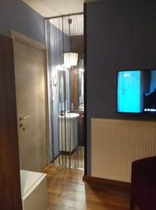 莫诺登德里Soul boutique hotel的客厅设有壁挂式平面电视。