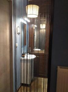 莫诺登德里Soul boutique hotel的一间带两个盥洗盆和大镜子的浴室
