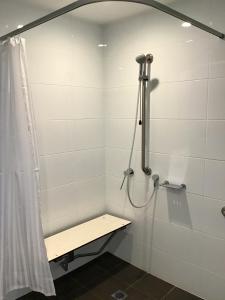 堪培拉利尤梅阿山林小屋的浴室内带长凳的淋浴间