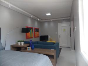 阿雷格里港Apt excelente local Consulado/Iguatemi的客厅配有蓝色的沙发和电视