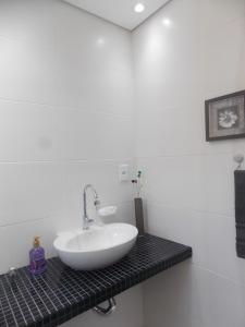 阿雷格里港Apt excelente local Consulado/Iguatemi的浴室设有黑色柜台上的白色水槽