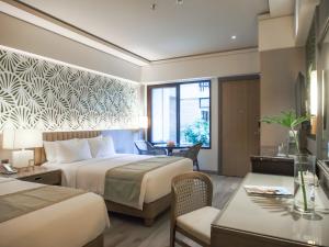 长滩岛Henann Park Resort的酒店客房配有两张床和一张书桌