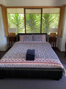 芬戈芬格尔农场度假屋的一间卧室设有一张大床和大窗户