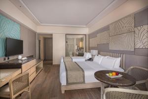 长滩岛Henann Park Resort的酒店客房设有床、桌子和电视。