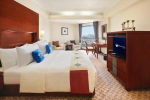 雅加达Hotel Bidakara Jakarta的酒店客房设有一张大床和一台电视。