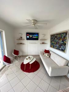 赛姆CostaSame Casablanca的客厅配有白色沙发和电视